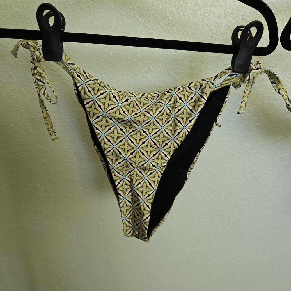 Chic Patterned Bikini Top - Picture 2 of 5